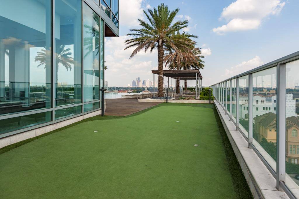 2727 Kirby condo amenities putting green